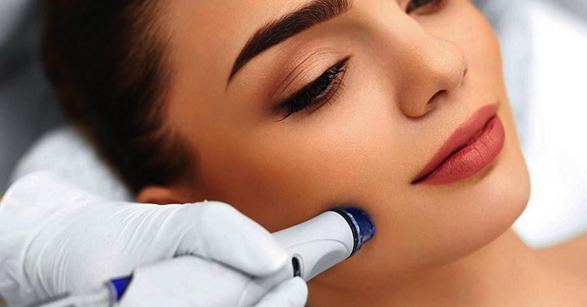 Fénykép egy hölgyről dermapen kezelés közben