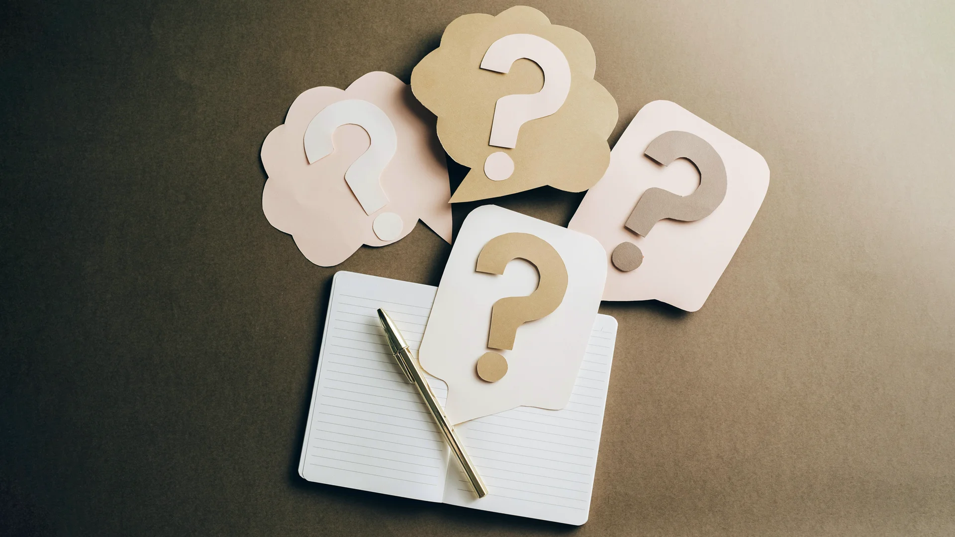 Kérdőjelek az asztalon