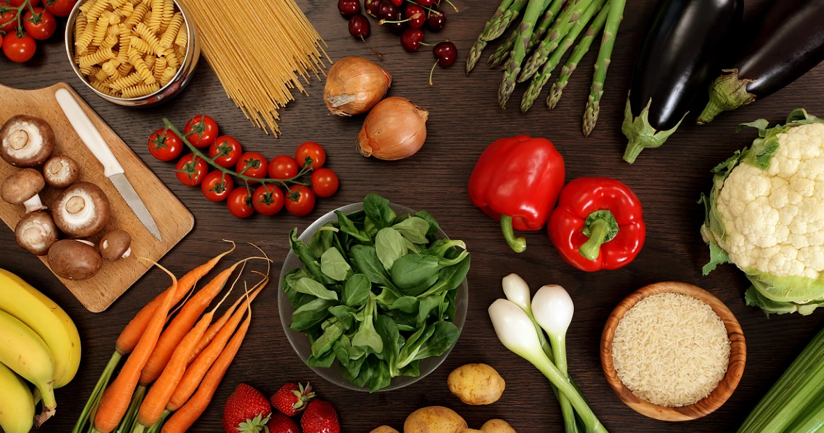 Élelmiszerek az asztalon